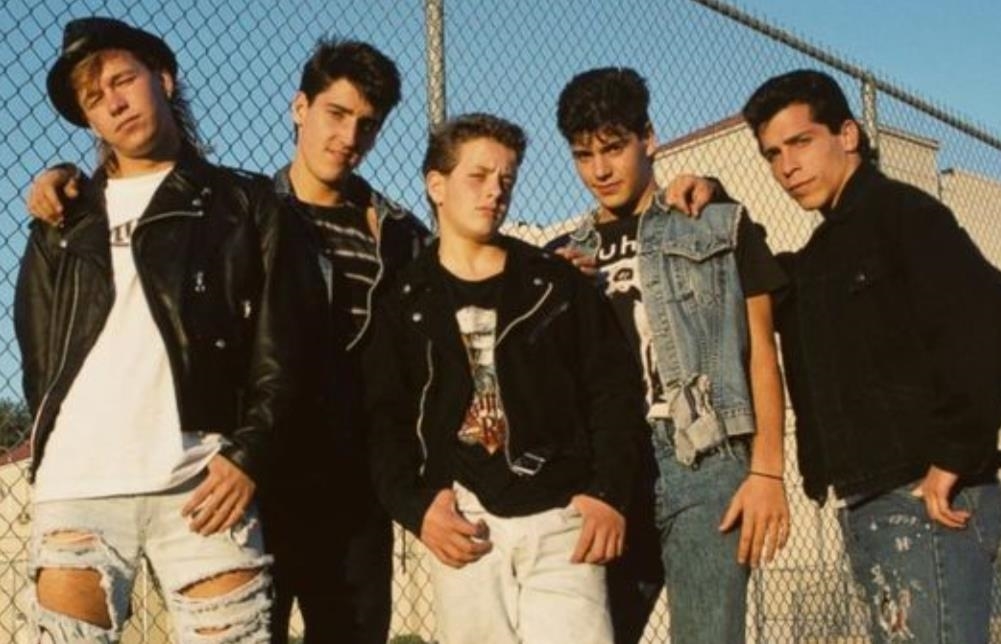 Ultimate Guide to New Kids On The Block Costume: How to Dress Like Your Favorite 90s Boy Band 1 To truly appreciate the NKOTB costume, it s essential to understand its roots in 90s fashion