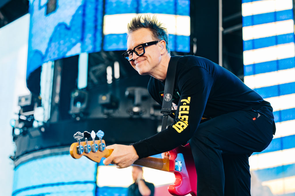 what glasses does mark hoppus wear 66fdf76697b6b.jpg